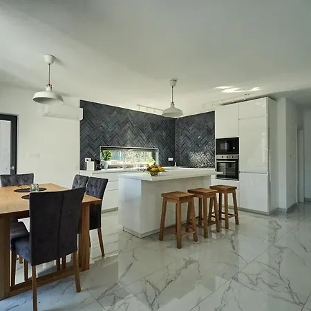 Martin Noel 빌라 *